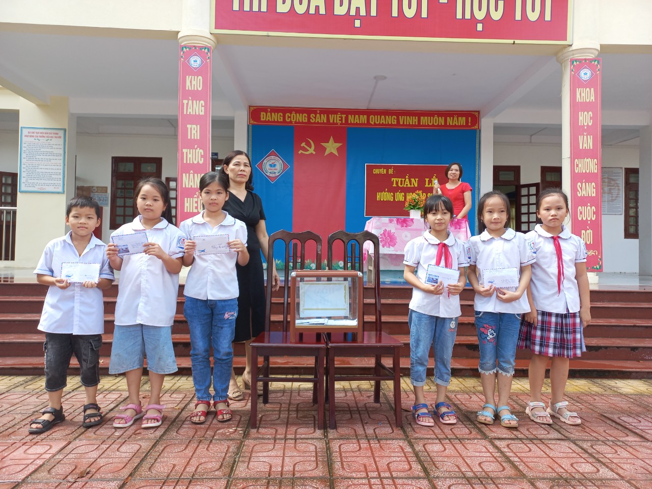 Những hình ảnh đẹp của thầy và trò trường Tiểu học Tân Ước