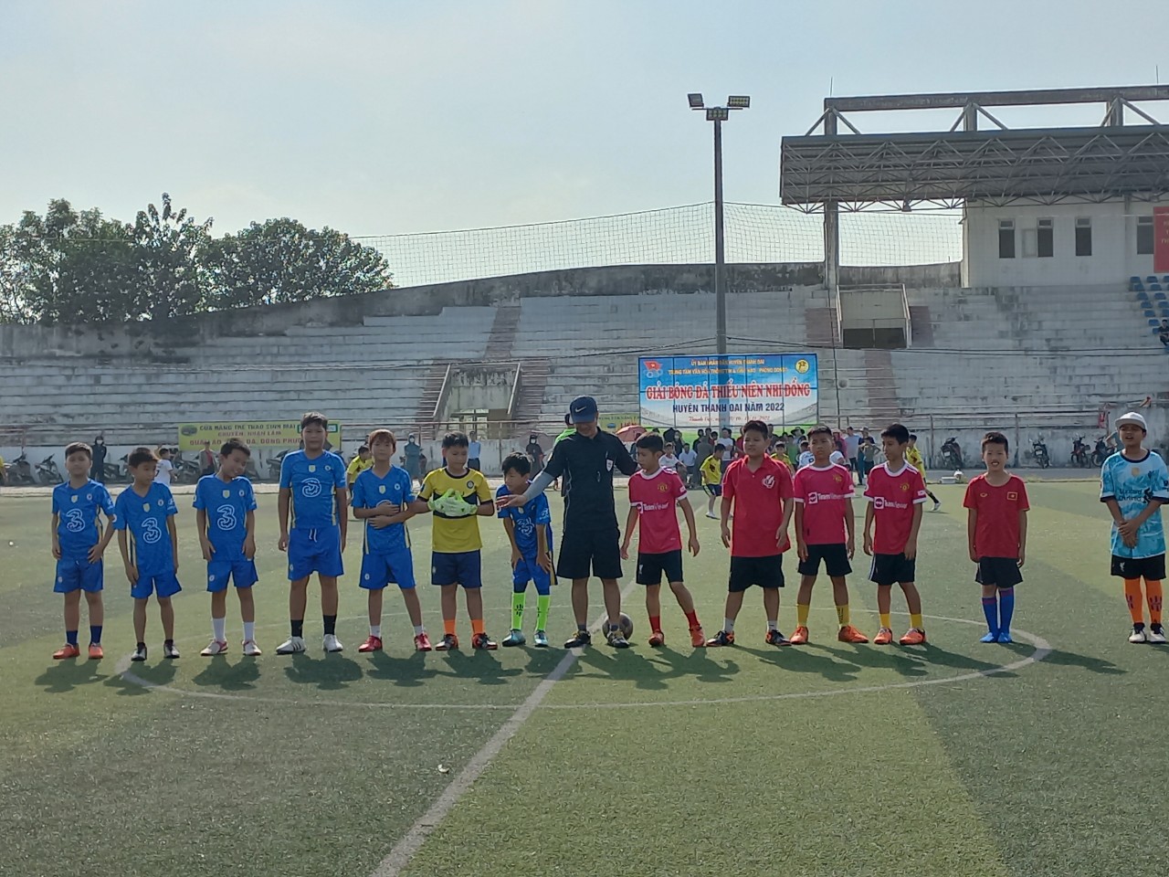 Đội bóng Trường Tiểu học Tân Ước đoạt giải 3.