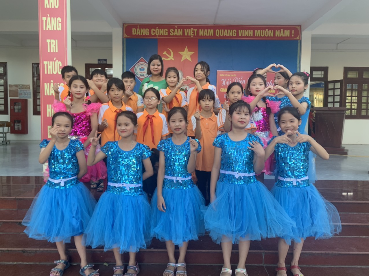 Văn nghệ chào mừng 20/11