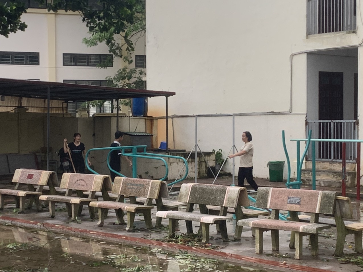 CB - GV - NV CHUNG TAY KHẮC PHỤC HẬU QUẢ SAU CƠN BÃO YAGI